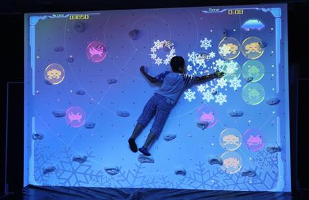 ボルダリングのように壁の突起をつかみながらインベーダーを倒す「ノボリンベーダ－」＝大阪市北区（彦野公太朗撮影）