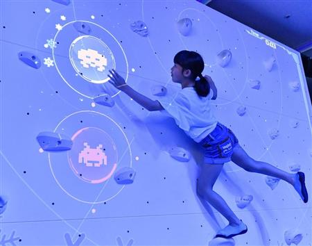 「スペースインベーダー」誕生４０周年を記念した特設ストアで「ノボリンベーダー」を楽しむ子供