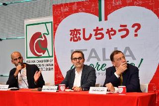 イタリアンフェスティバルへの参加を呼びかける在日イタリア商工会議所のダヴィデ・ファントーニ事務局長（左）＝大阪市北区