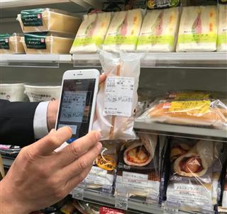 利用客がスマホでバーコードを読み取って購入する「スマホペイ」