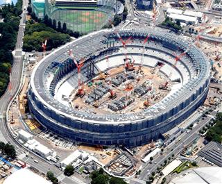 建設中の新国立競技場＝７月、東京都新宿区