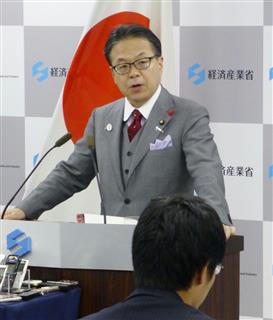 閣議後、記者会見する世耕経産相＝５日午前、経産省