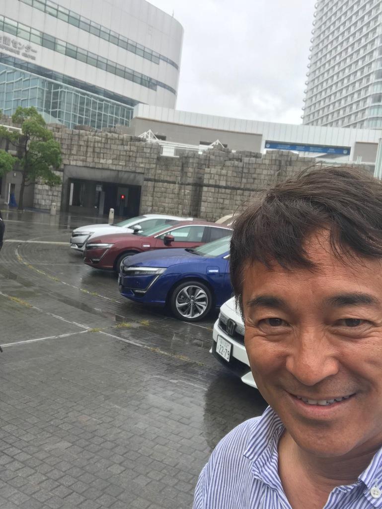 木下さん。後ろはクラリティ ＰＨＥＶ