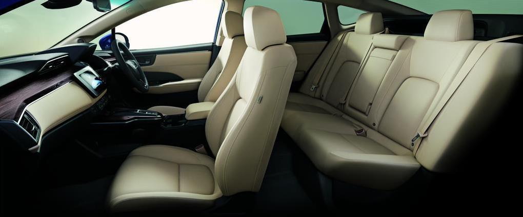 クラリティ ＰＨＥＶの車内