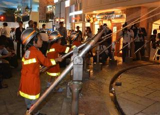 キッザニアでは、子供たちがさまざまな職業を体験できる＝１０日、東京都江東区