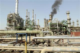 イラク南部バスラ州の製油所(イラク国営南部石油会社提供・共同) イラク南部バスラ州の製油所(イラク国営南部石油会社提供・共同)