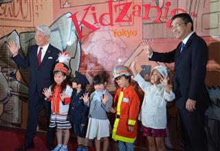 キッザニアを運営するＫＣＪＧの住谷栄之資社長（左端）とＫＣＪＧを子会社化したＫＤＤＩの高橋誠社長（右端）＝１０日、東京都江東区