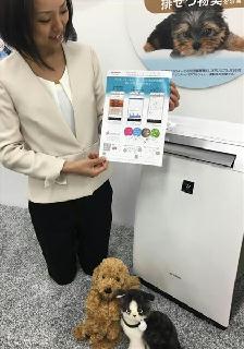 ペットの消臭効果をうたったシャープの加湿空気清浄機。簡易な使い方を書いたチラシも同封する＝１１日午前、大阪市北区（織田淳嗣撮影）