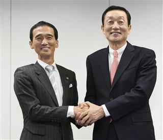 記者会見後、握手するユニー・ファミリーマートホールディングスの高柳浩二社長（右）とドンキホーテホールディングスの大原孝治社長＝１１日午後、東京都豊島区