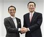 記者会見後、握手するユニー・ファミリーマートホールディングスの高柳浩二社長（右）とドンキホーテホールディングスの大原孝治社長＝１１日午後、東京都豊島区