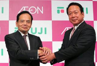 資本業務提携を発表し、記者会見で握手を交わすイオンの岡田元也社長(左)と四国最大のスーパーチェーン、フジの尾崎英雄会長=12日午後、東京都千代田区(松本健吾撮影) 資本業務提携を発表し、記者会見で握手を交わすイオンの岡田元也社長(左)と四国最大のスーパーチェーン、フジの尾崎英雄会長=12日午後、東京都千代田区(松本健吾撮影)