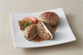 「和食鉄板銀座朔月」の「大分どんこしいたけの和牛の肉詰め」（１０８０円）