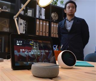 「アマゾンエコー」シリーズ。新製品の目玉は四角い画面を搭載した「エコーショー」=11日、東京都品川区 「アマゾンエコー」シリーズ。新製品の目玉は四角い画面を搭載した「エコーショー」=11日、東京都品川区