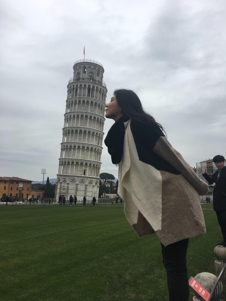 平松さん。イタリアのピサの斜塔の前にて