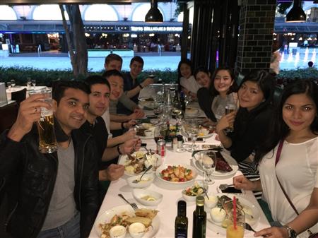 平松さんほか。南アフリカのヨハネスバーグのレストランにて