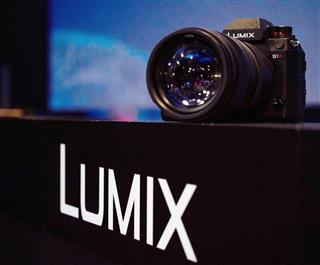 フルサイズミラーレスカメラ「ルミックスS1R」の開発機(パナソニック提供) フルサイズミラーレスカメラ「ルミックスS1R」の開発機(パナソニック提供)