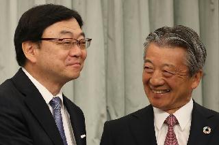 会見後、握手する出光興産の木藤俊一社長(左)と昭和シェル石油の亀岡剛社長=16日午後、東京都千代田区(古厩正樹撮影) 会見後、握手する出光興産の木藤俊一社長(左)と昭和シェル石油の亀岡剛社長=16日午後、東京都千代田区(古厩正樹撮影)