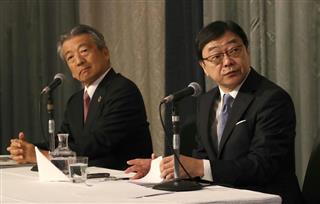 記者会見する出光興産の木藤俊一社長。左は昭和シェル石油の亀岡剛社長＝１６日、東京都千代田区