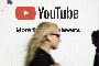 動画投稿サイト「ユーチューブ」の広告＝５日、ドイツ・ベルリン（ゲッティ＝共同）