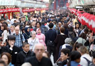 外国人観光客らでにぎわう浅草の仲見世＝１６日午後、東京都台東区（飯田英男撮影）