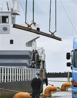 金沢港で陸揚げされる、石川県内の北陸新幹線に敷設されるレール＝９月２７日、金沢市