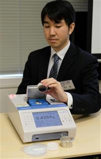 日本郵船の要望から開発された日本油化工業の船上簡易硫黄分析計＝１７日、東京都千代田区