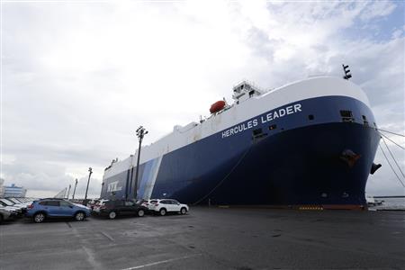 ヘラクレスリーダーと船積みを待つ車