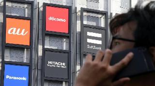 ＮＴＴドコモ、ＫＤＤＩ（ａｕ）、ソフトバンクの携帯大手３社への値下げ圧力が強まっている＝東京都千代田区（川口良介撮影）