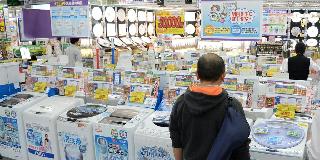 洗濯機など「白物家電」がベンチャー主導で高級化。日本の大手も高価格路線に追随し、ネットを使った新技術で差別化を図る