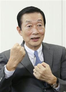 インタビューに答えるユニー・ファミマHDの高柳浩二社長 インタビューに答えるユニー・ファミマHDの高柳浩二社長