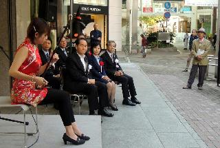 二胡の演奏などが行われたキャンペーンの開展式＝高松市