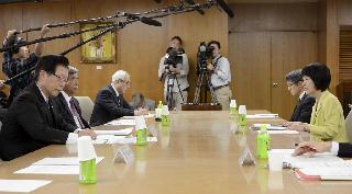 JR北海道の不採算路線見直し問題を議論する同社の島田修社長(左端)と北海道の高橋はるみ知事(右端)ら=20日午前、北海道庁 JR北海道の不採算路線見直し問題を議論する同社の島田修社長(左端)と北海道の高橋はるみ知事(右端)ら=20日午前、北海道庁