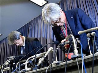 記者会見で謝罪するＫＹＢの斎藤圭介取締役専務執行役員（右）とカヤバシステムマシナリーの広門茂喜社長＝１９日午後、国交省