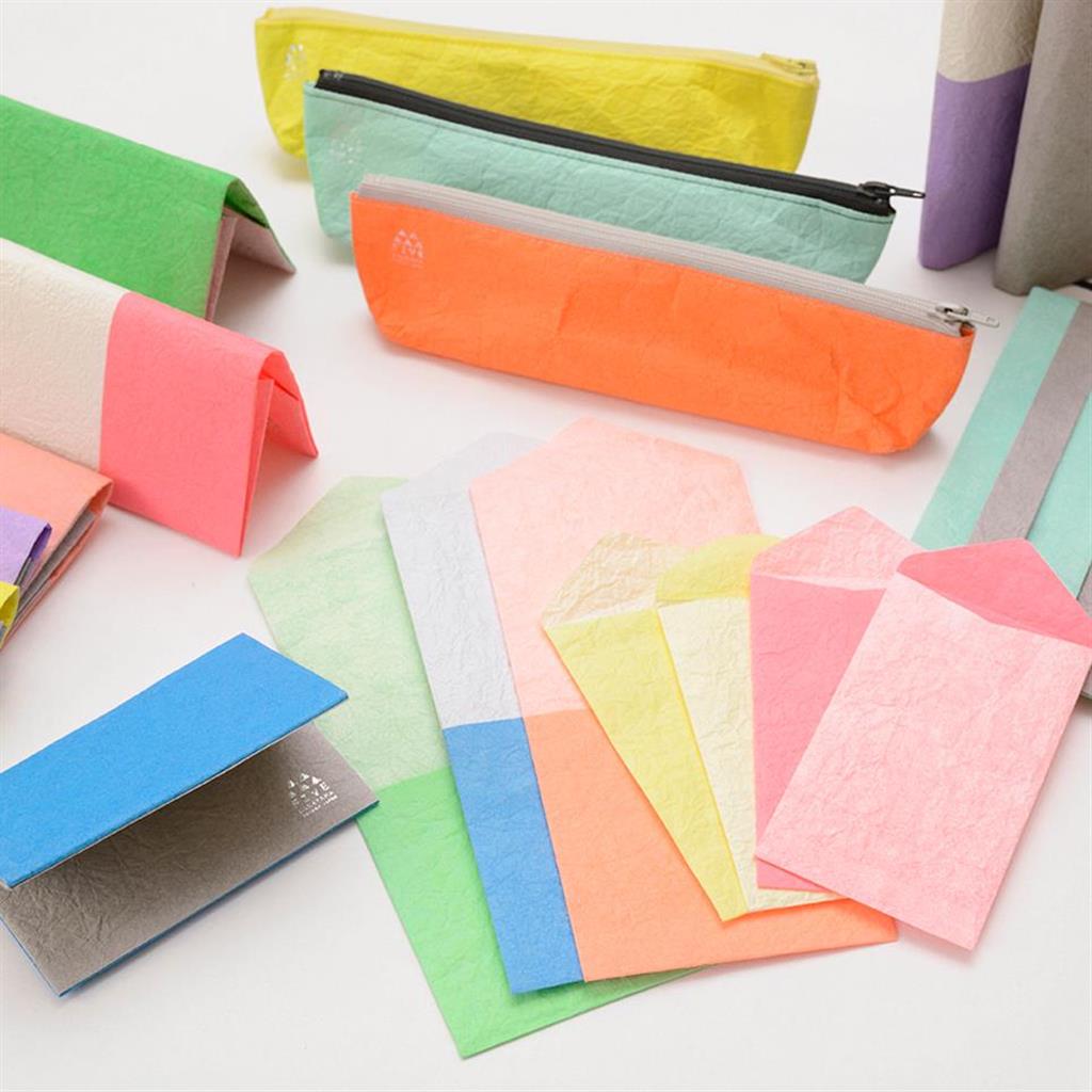 世界遺産の合掌造り集落の里・五箇山（ごかやま）に連綿と受け継がれてきた手漉き和紙が、現代のセンスで生まれ変わった。