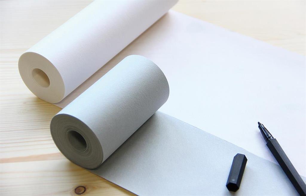 既存の和紙の感覚にとらわれない、自由な発想が魅力。機械漉き障子紙の技法を活かした『メモロール（105mm&times;15M）』。