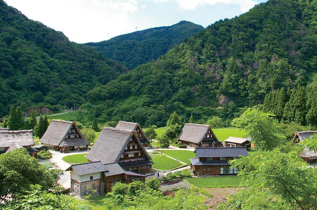 五箇山の風景。アジアの秘境のような山里から、都会的なセンスのアイテムを発信。