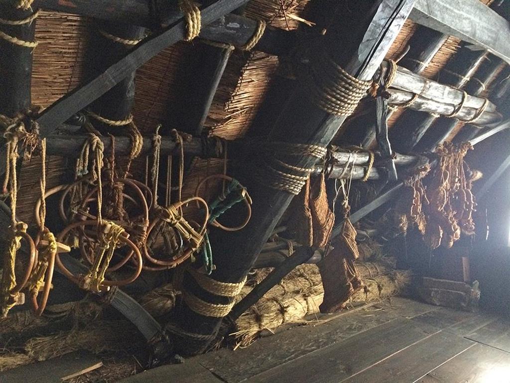 合掌造りの家の内部。土間で和紙や塩硝（黒色火薬の原料）をつくり、天井裏で蚕を育てていた。