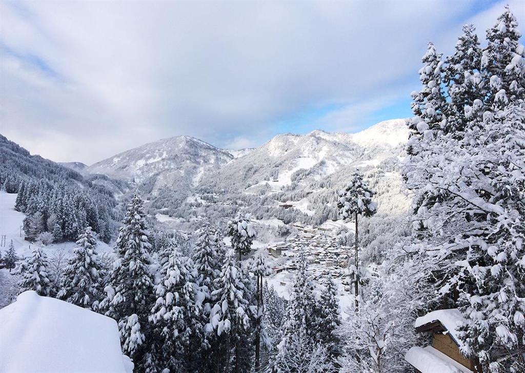 冬の五箇山。加賀藩の指定生産物だった五箇山和紙は、この雪深い秘境で厳重に守り伝えられてきた。