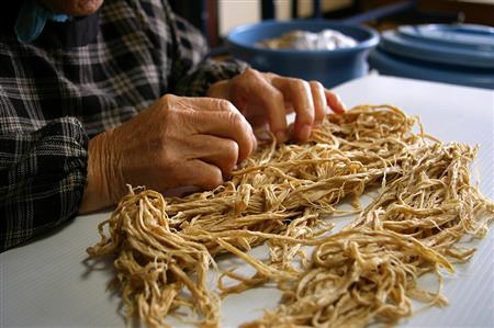 楮のちり取り作業の風景。斬新なアイテムの基盤は連綿と守り伝えられてきた確かな伝統技術にある。