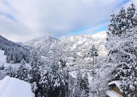 冬の五箇山。加賀藩の指定生産物だった五箇山和紙は、この雪深い秘境で厳重に守り伝えられてきた。