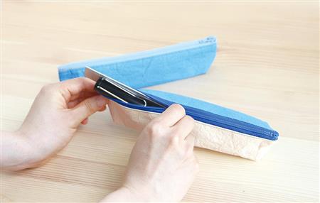 バイカラーの色鮮やかなペンケース。水にも強く、しっかりとした強度がある。