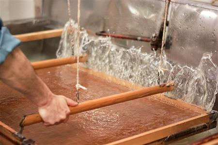 豪雪地帯ゆえの豊富な雪解け水が、冬の手仕事としての和紙を育んだ。