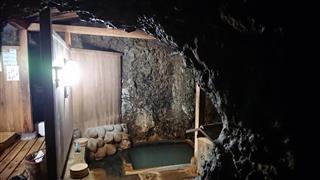 手掘り洞窟温泉で秘湯感を満喫