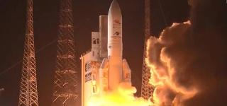 水星探査機「みお」を搭載し打ち上げられるアリアン５ロケット＝日本時間２０日午前１０時４５分、フランス領ギアナ（アリアンスペース社提供）