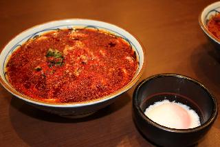 丸亀製麺で２３日から販売される「うま辛辛辛辛辛坦々うどん」シリーズ。写真は１００辛＝１７日、東京都品川区（八倉陽平撮影）