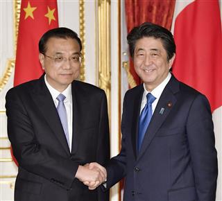 共同記者発表後、握手する安倍晋三首相（右）と中国の李克強首相＝５月、東京・元赤坂の迎賓館（代表撮影）