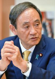 インタビューに応じる菅義偉官房長官=21日午後、東京都千代田区(佐藤徳昭撮影) インタビューに応じる菅義偉官房長官=21日午後、東京都千代田区(佐藤徳昭撮影)