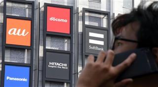 携帯大手３社の看板＝東京都千代田区
