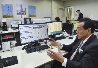 「秋田こまち」の取引開始を見守る大阪堂島商品取引所の岡本安明理事長＝２２日午前、大阪市