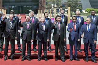 「一帯一路」をテーマに北京で開かれた国際会議の記念撮影で手を振る各国首脳。前列中央右は中国の習近平国家主席、同左はロシアのプーチン大統領=2017年5月(共同) 「一帯一路」をテーマに北京で開かれた国際会議の記念撮影で手を振る各国首脳。前列中央右は中国の習近平国家主席、同左はロシアのプーチン大統領=2017年5月(共同)